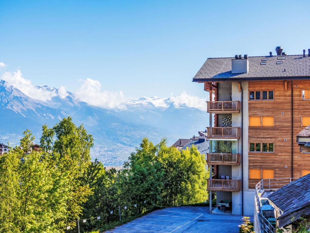 un edificio de apartamentos con vistas a la montaña en Apartment Les Chouettes 23 by Interhome, en Nendaz
