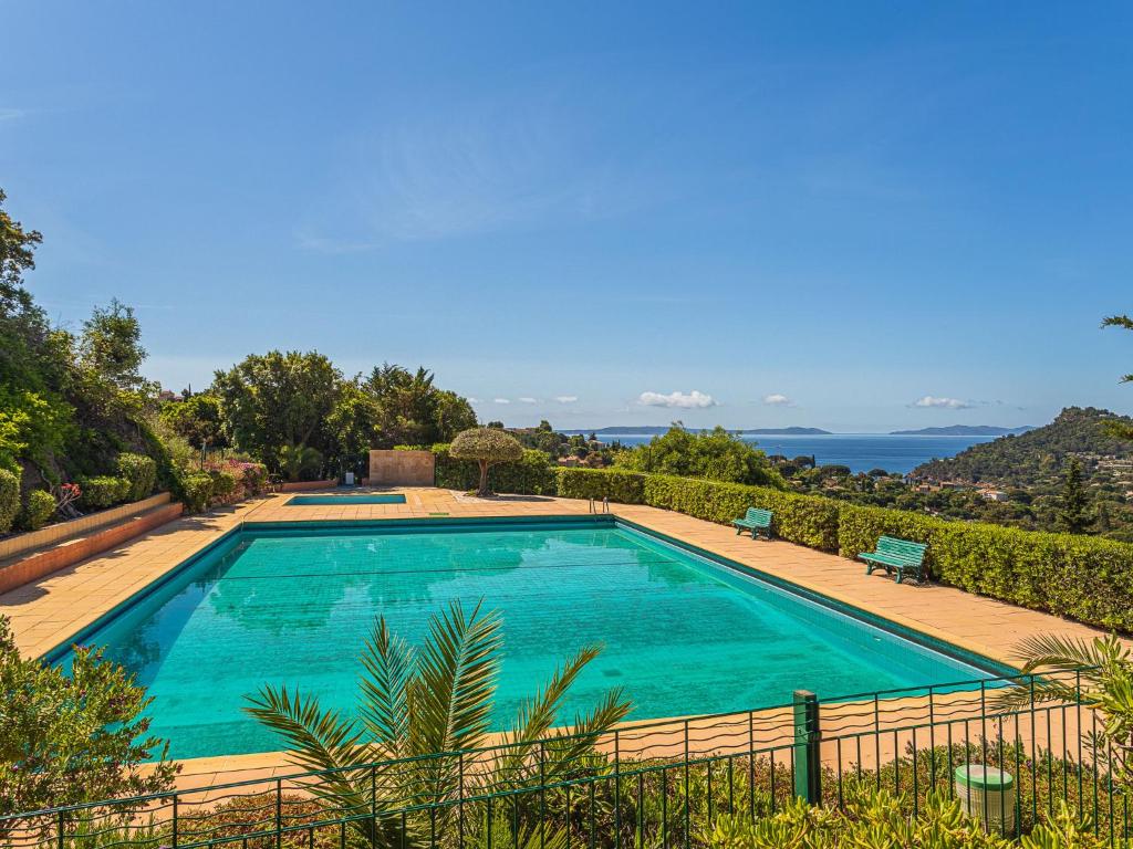 une piscine avec vue sur l'océan dans l'établissement Apartment Les Mas de Pramousquier-1 by Interhome, à Rayol-Canadel-sur-Mer