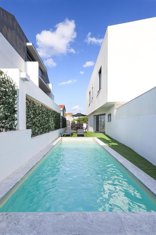 a swimming pool in the backyard of a house at Villa Piscina Privada 3 Quartos 8 Hóspedes in Fernao Ferro