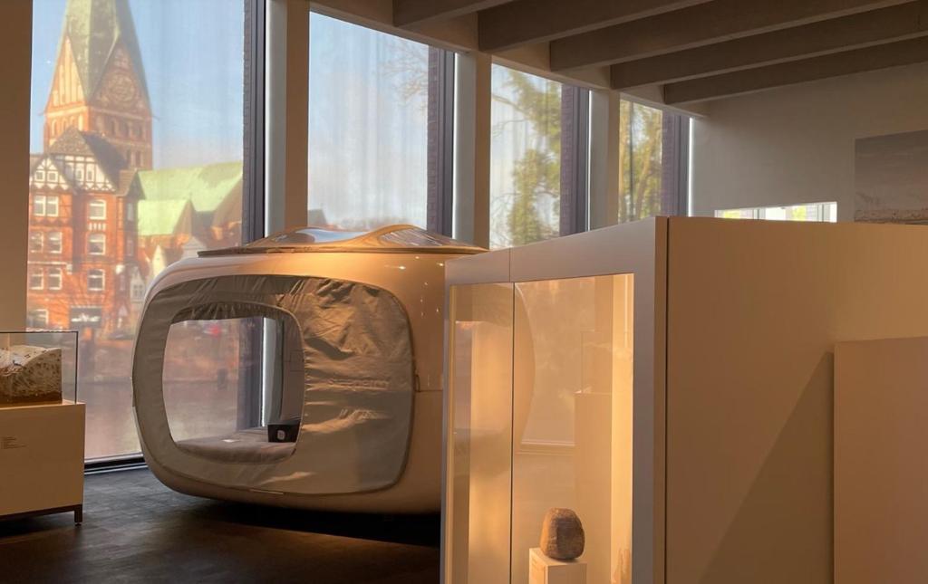 a microwave sitting in front of a large window at Nachts allein im Museum - Indoor Cube in Lüneburg