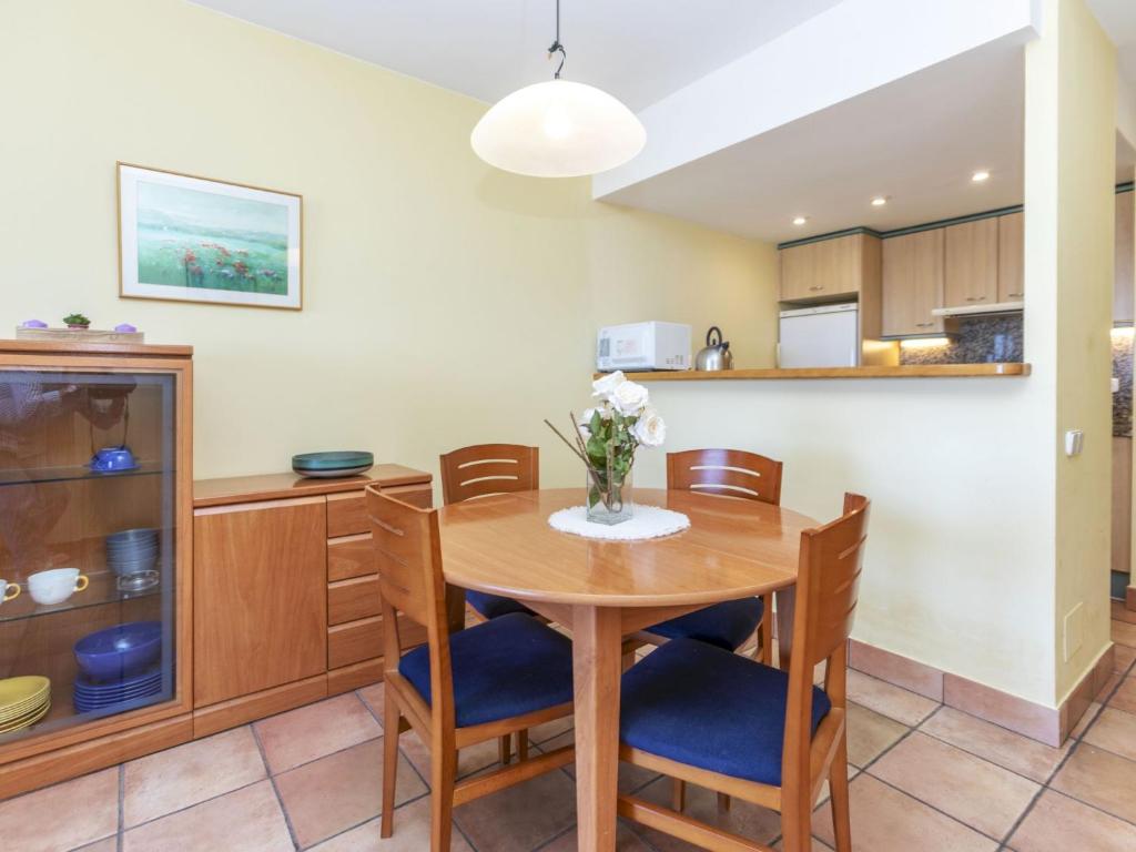 Kuchyň nebo kuchyňský kout v ubytování Apartment Port Pals FIII by Interhome