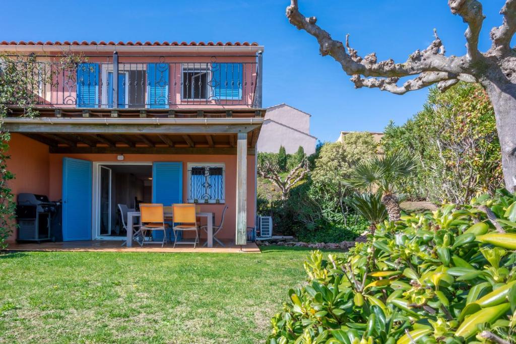 une maison avec un balcon et une cour dans l'établissement Esprit du Sud Damien, à Roquebrune-sur Argens