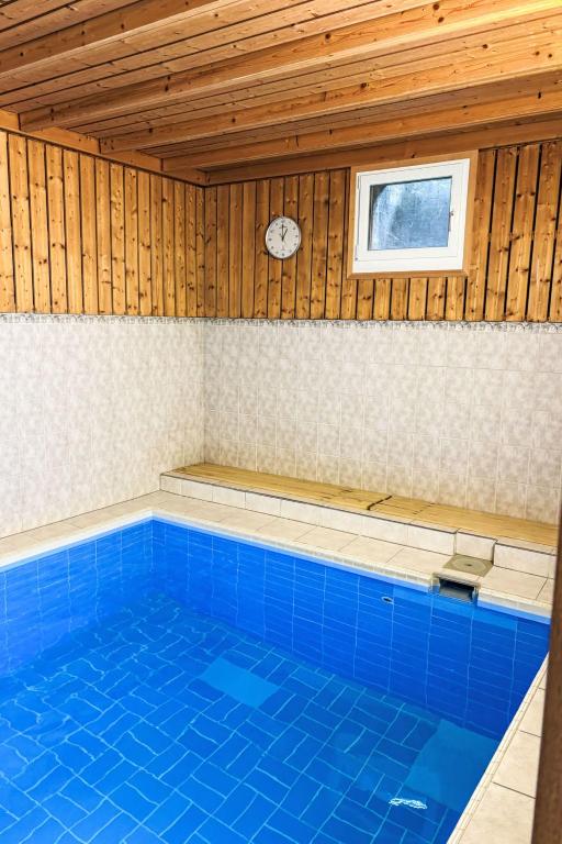 Bazén v ubytování Apartment Apt B 022 by Interhome nebo v jeho okolí