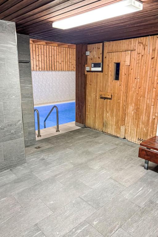 Bazén v ubytování Apartment Apt C 015 by Interhome nebo v jeho okolí