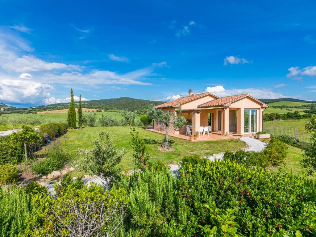 dom na wsi z ogrodem w obiekcie Holiday Home Il Fienile by Interhome w mieście Bibbona