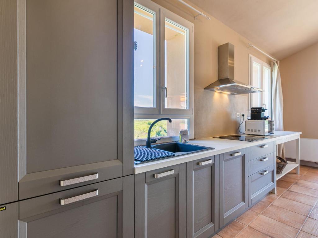 Kuchnia lub aneks kuchenny w obiekcie Holiday Home Il Fienile by Interhome
