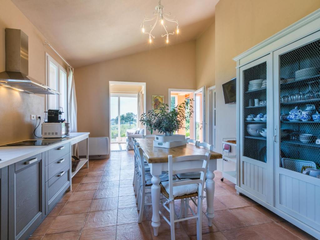 Kuchnia lub aneks kuchenny w obiekcie Holiday Home Il Fienile by Interhome