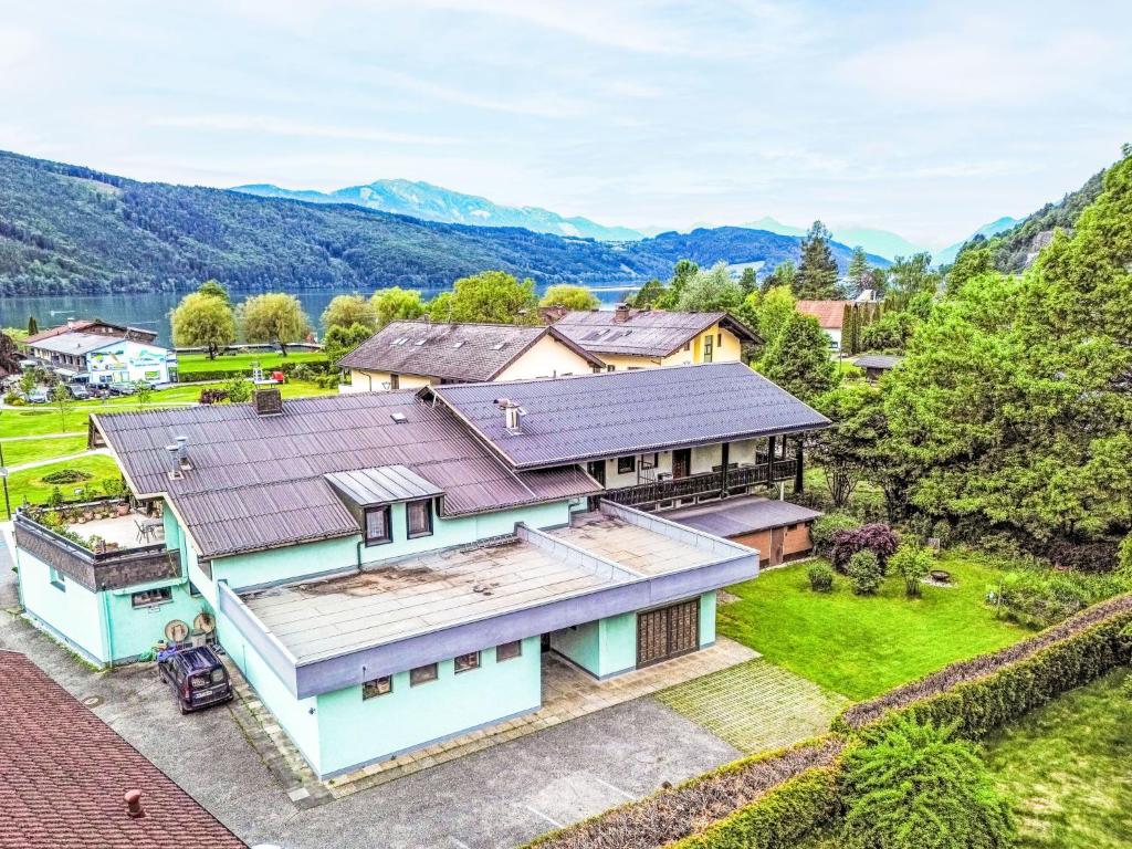 een luchtzicht op een huis met bergen op de achtergrond bij Apartment Annemarie by Interhome in Glanz