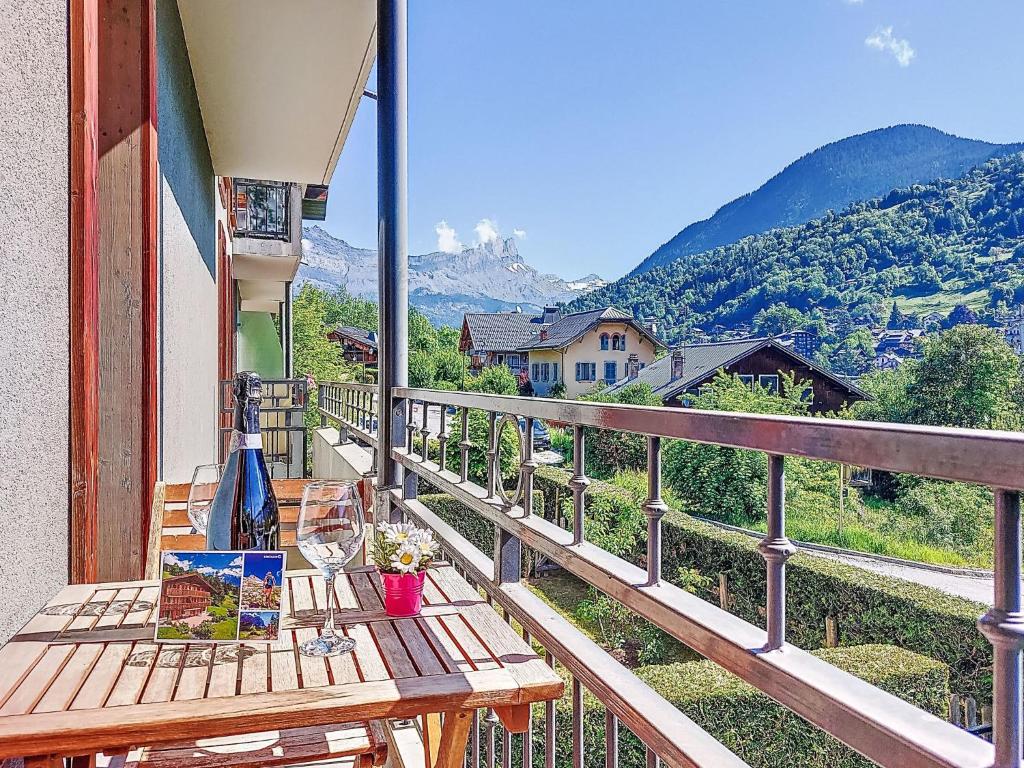 d'une table en bois sur un balcon avec vue. dans l'établissement Apartment Clos de la fontaine 2 by Interhome, à Saint-Gervais-les-Bains