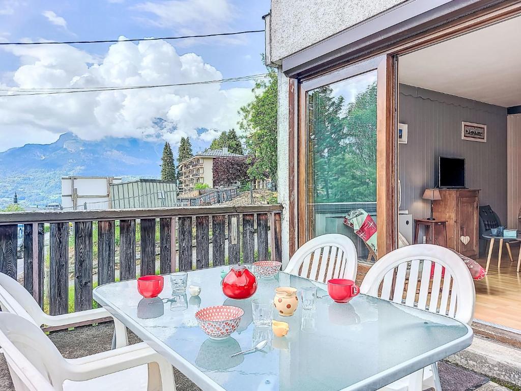 une table et des chaises sur un balcon avec vue dans l'établissement Apartment Le sporting by Interhome, à Saint-Gervais-les-Bains