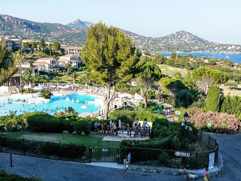 une vue d'une piscine dans un complexe hôtelier dans l'établissement Apartment L'Esquinade - FH206 by Interhome, à Agay