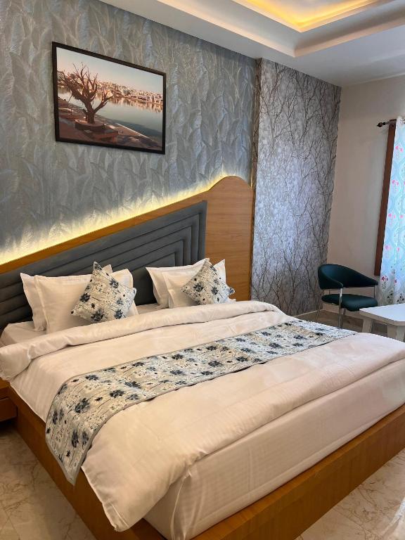 Postel nebo postele na pokoji v ubytování Hotel Holy Pushkar by DIV Hospitality