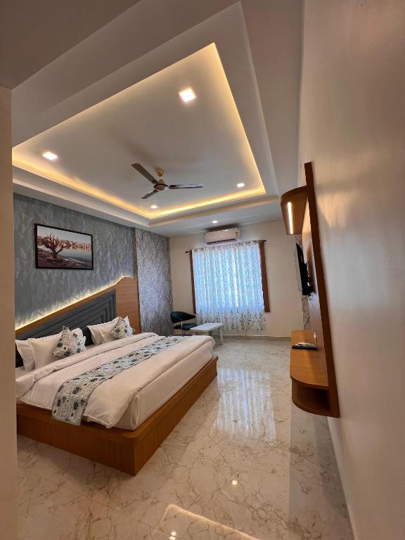 Postel nebo postele na pokoji v ubytování Hotel Holy Pushkar by DIV Hospitality