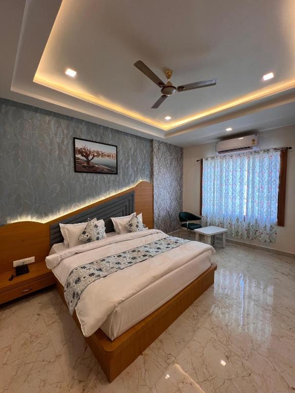 Postel nebo postele na pokoji v ubytování Hotel Holy Pushkar by DIV Hospitality