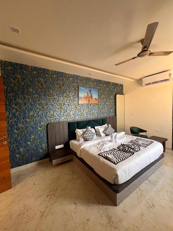 Postel nebo postele na pokoji v ubytování Hotel Holy Pushkar by DIV Hospitality