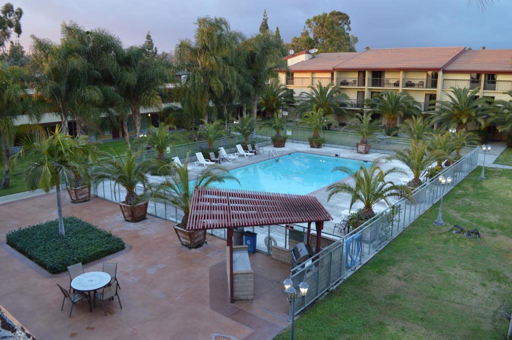 una vista aérea de una piscina en un complejo en Ontario Airport Inn en Ontario