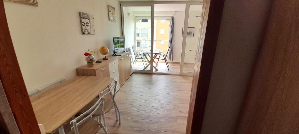 une cuisine avec une table et des chaises dans une pièce dans l'établissement Studio 34, Le Génois au Mont st Martin, au Cap d'Agde