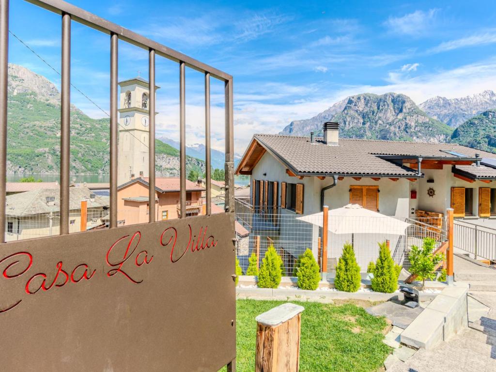 una señal frente a un edificio con una torre de reloj en Apartment Casa La Villa by Interhome, en Verceia