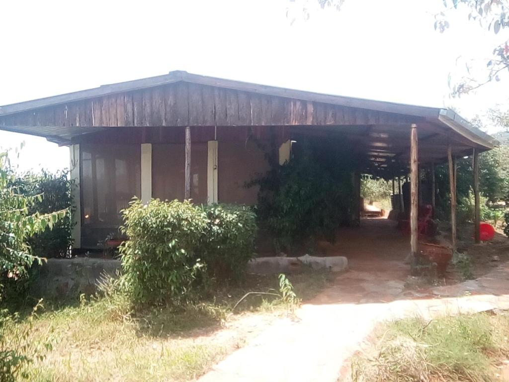una piccola casa con portico di Miliki Maasai Mara a Maasai Mara National Reserve