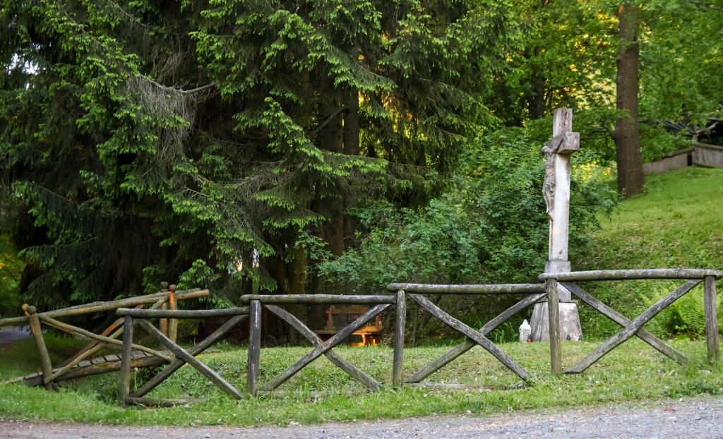 Vonkajšia záhrada v ubytovaní Keresztkúti Erdei Pihenőhely