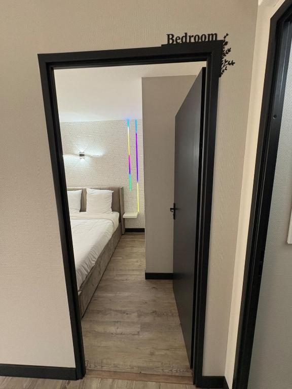 un miroir en face d'une chambre avec un lit dans l'établissement Apartment in a hotel residence, à Toulouse