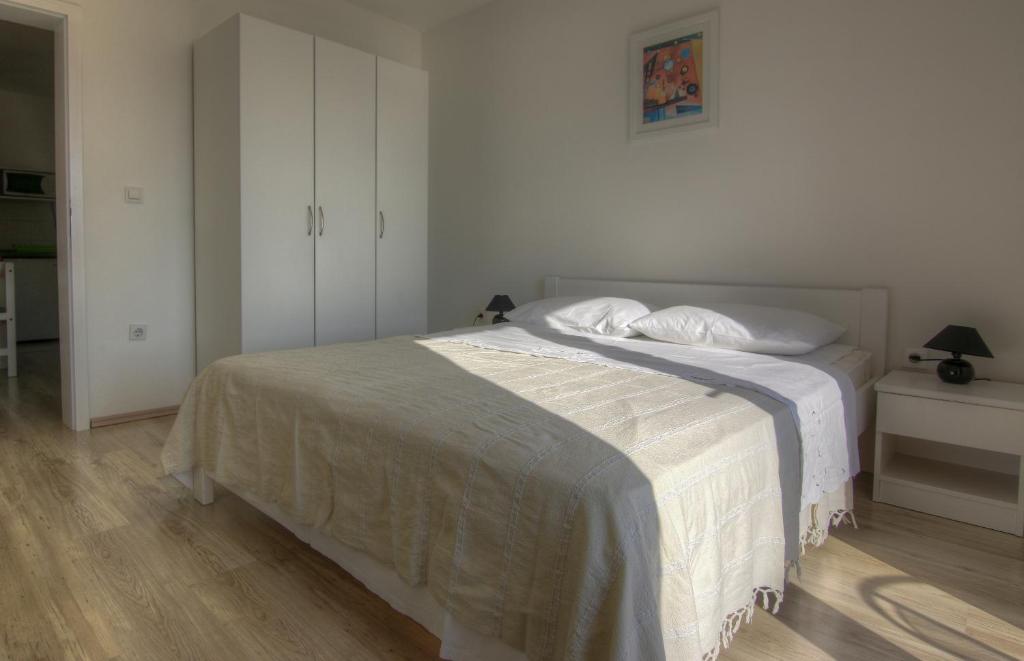 Een bed of bedden in een kamer bij Apartments Tomas