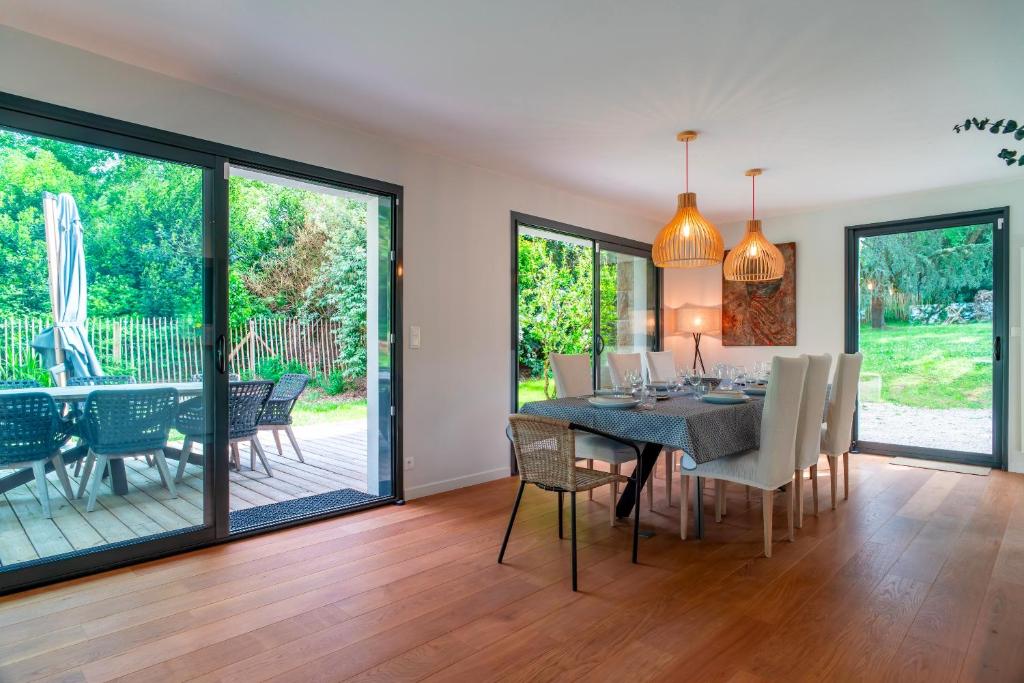 une salle à manger avec une table et des chaises dans l'établissement Le Rivage de Carnac - Vue mer proche plage, à Carnac
