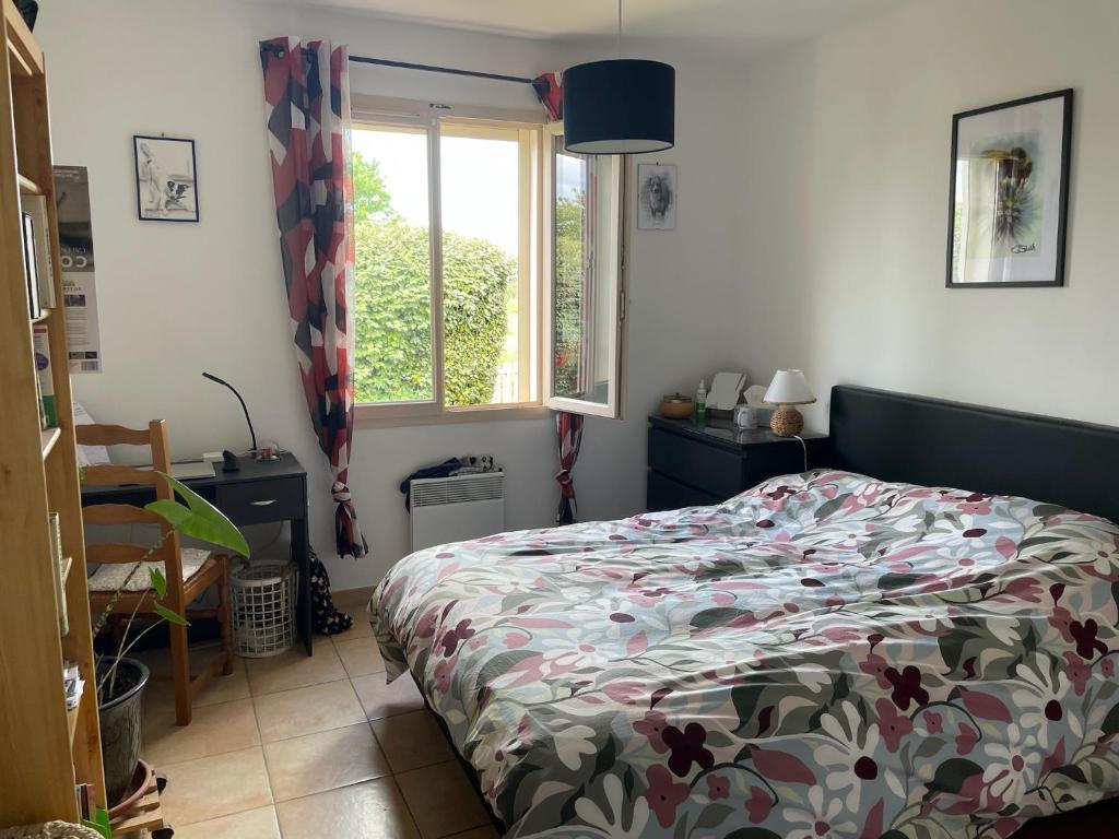 une chambre avec un lit et une fenêtre dans l'établissement House in a rural village surrounded by vinyards, à Leuc