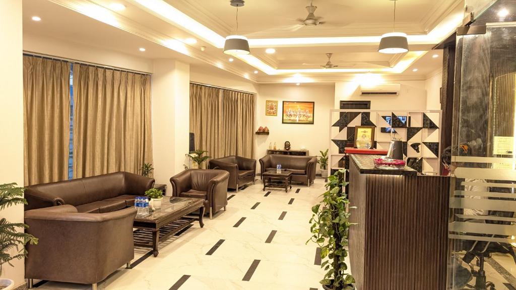 Posezení v ubytování Hotel ALMORA NEAR TERMINAL 1 DELHI AIRPORT - WITH - FREE AIRPORT PICKUP AND DROP