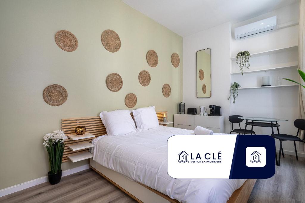 une petite chambre avec un lit et une table dans l'établissement La Clé - Clim - WiFi - Gare - Centre Toulon, à Toulon