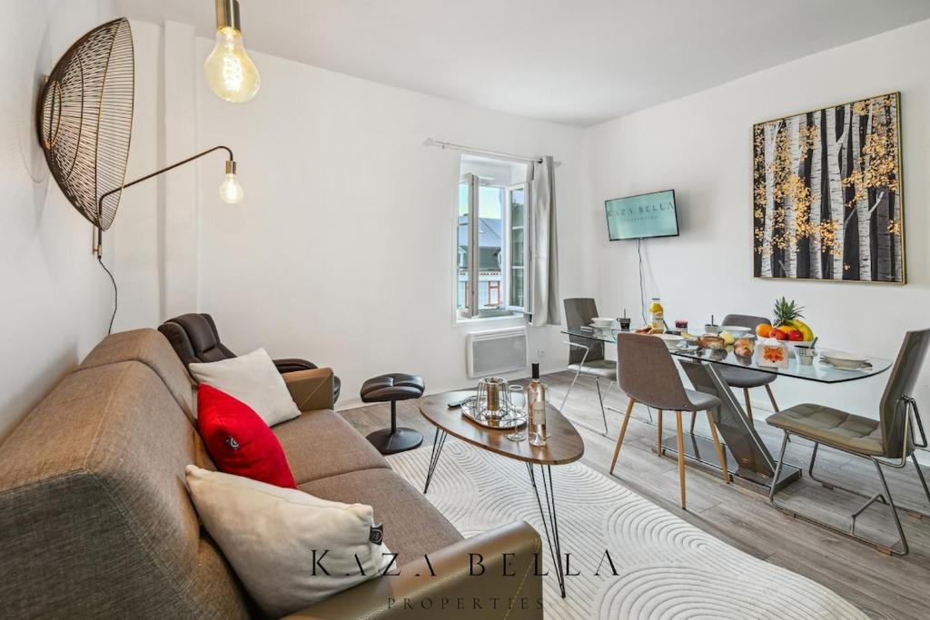 un salon avec un canapé et une table dans l'établissement KAZA BELLA - Deauville - Casino, à Deauville