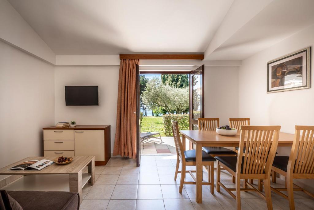 Телевизор и/или развлекательный центр в Maistra Select Villas Rubin Resort