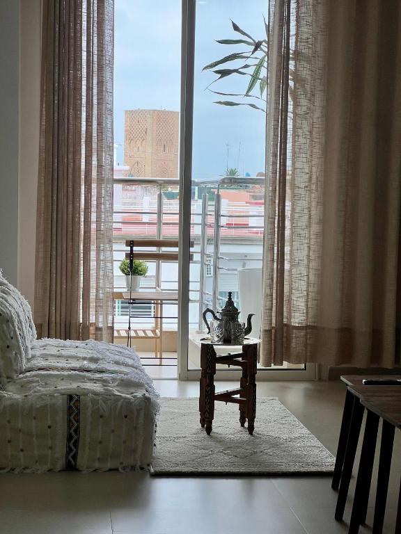 Posteľ alebo postele v izbe v ubytovaní Luxe and Spacious HassanTower View Downtown stay