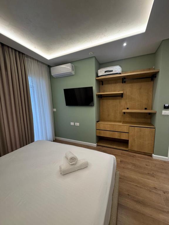 TV a/nebo společenská místnost v ubytování Zena Seaside Durres