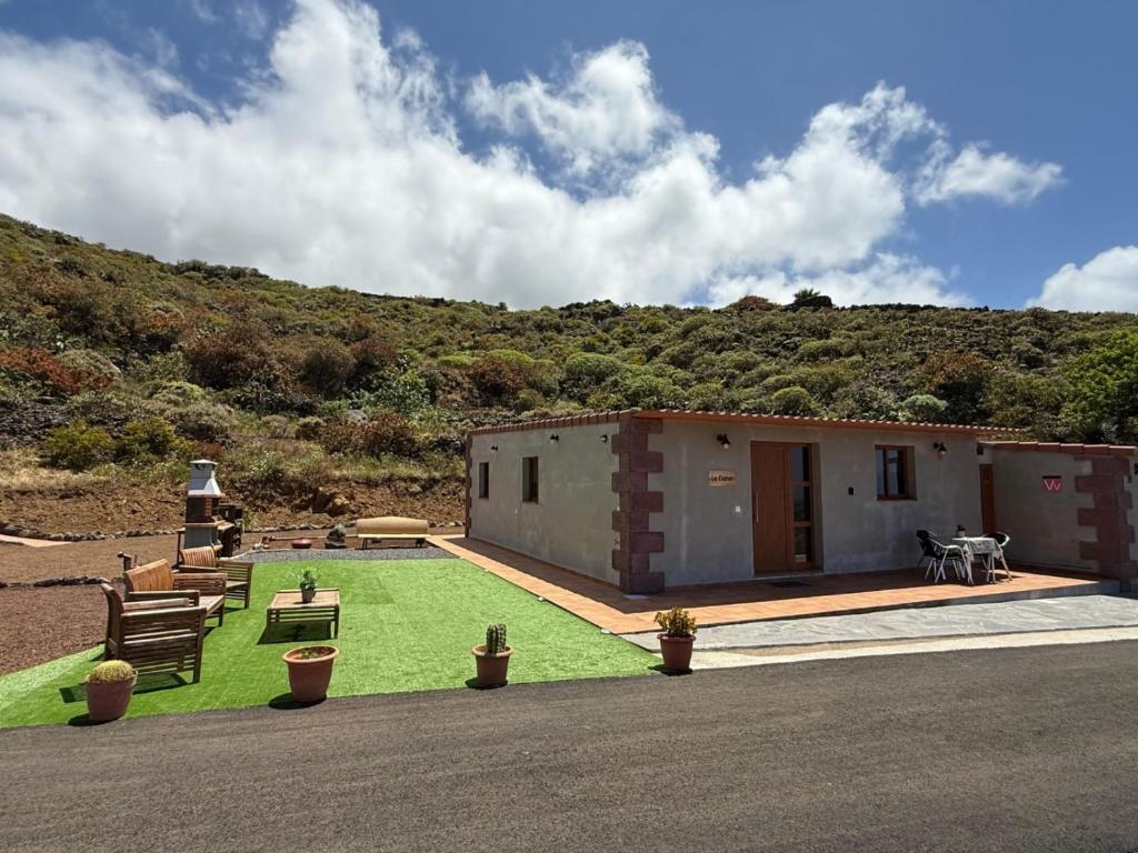 モカナルにあるVivienda Vacacional La cuevaのパティオ付きの庭がある小さな建物