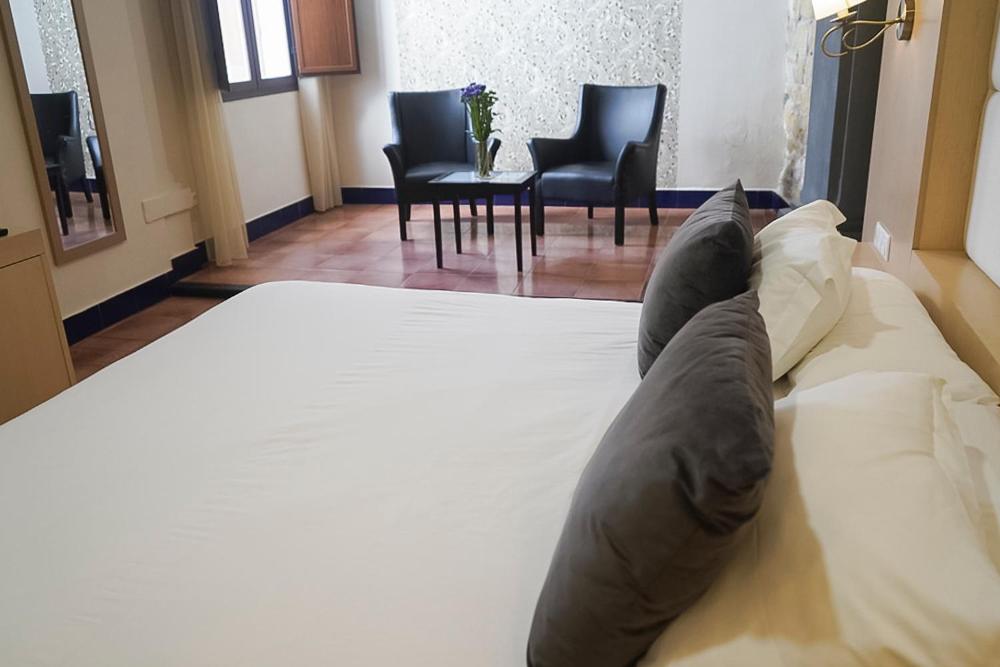 Postel nebo postele na pokoji v ubytování Hotel Rosaleda Don Pedro