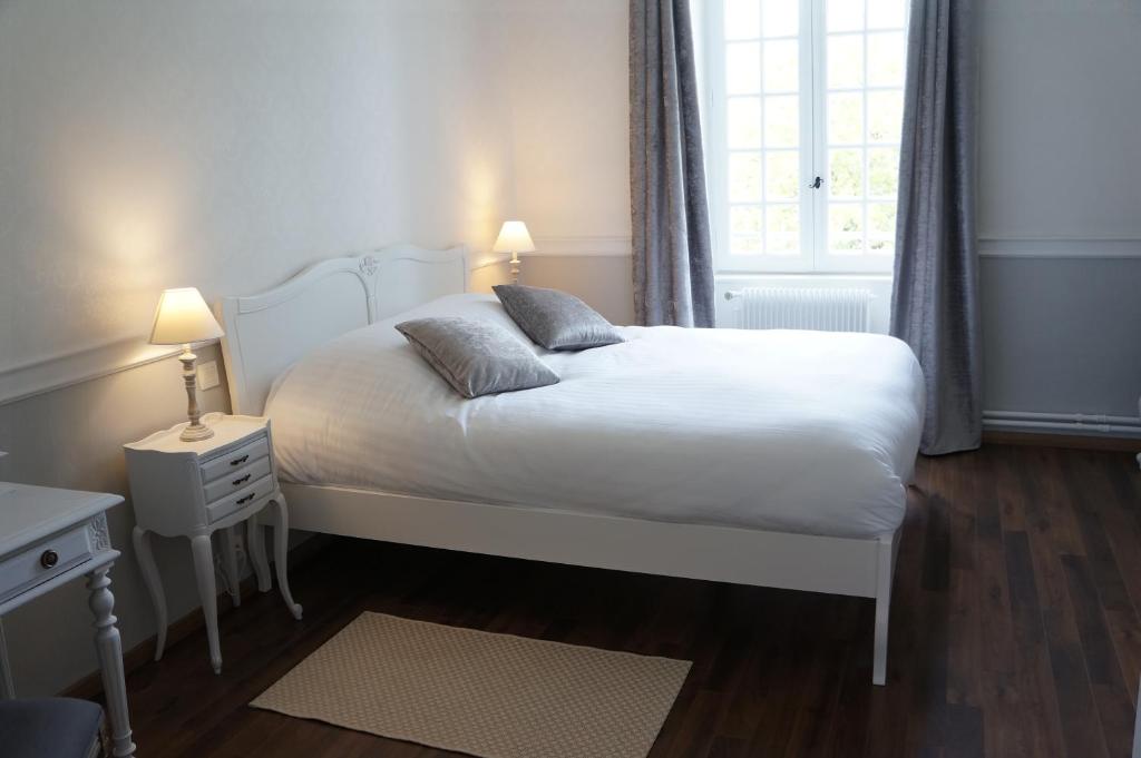 Postel nebo postele na pokoji v ubytování Manoir 1685 Saint Malo