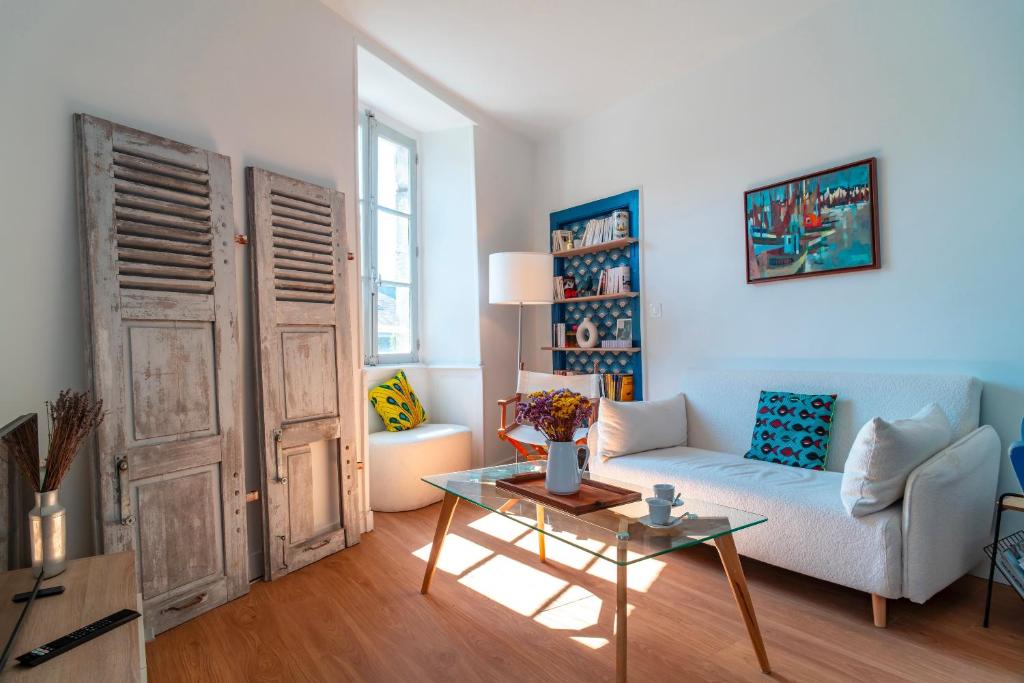 un salon avec un canapé et une table dans l'établissement Le Closmadeuc - Coeur de ville, à Vannes