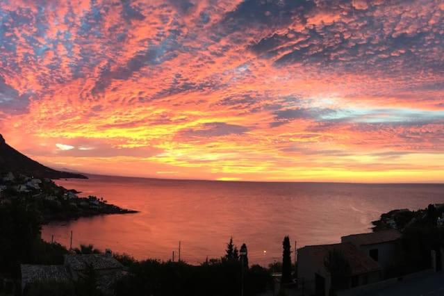 un coucher de soleil sur une étendue d'eau avec le ciel dans l'établissement Appartement 2slaapkamers, panoramisch zeezicht, à Saint-Raphaël