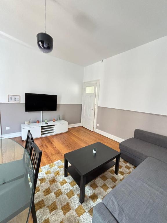 un salon avec un canapé et une table dans l'établissement Soh Rent Appartement 3 proche gare et Centre de Strasbourg TV Wifi - Balcon, à Strasbourg