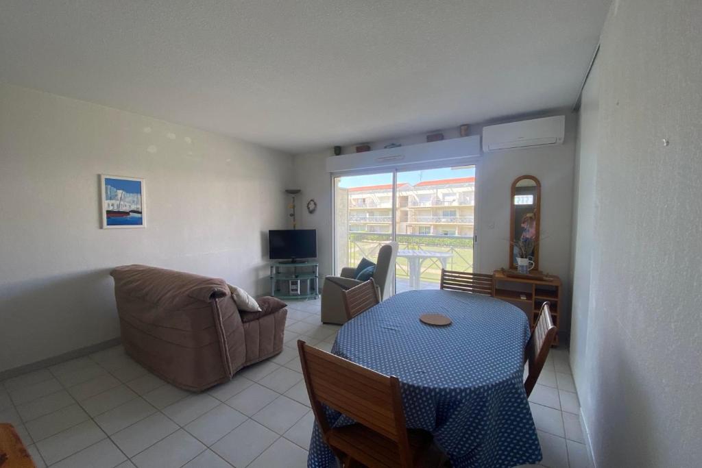 un salon avec une table et un canapé dans l'établissement The shores of the sea, à Aresquies