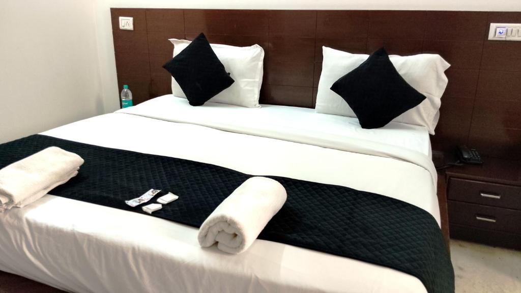 Postel nebo postele na pokoji v ubytování Hotel mount Near IGI Airport Delhi