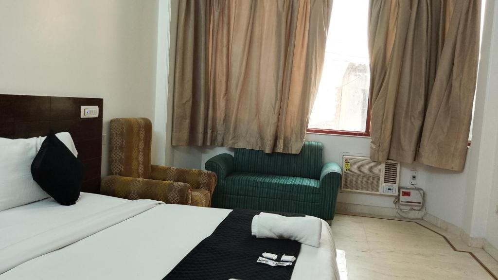 Postel nebo postele na pokoji v ubytování Hotel mount Near IGI Airport Delhi