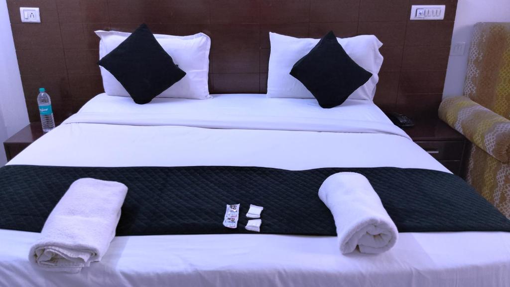 Postel nebo postele na pokoji v ubytování Hotel mount Near IGI Airport Delhi