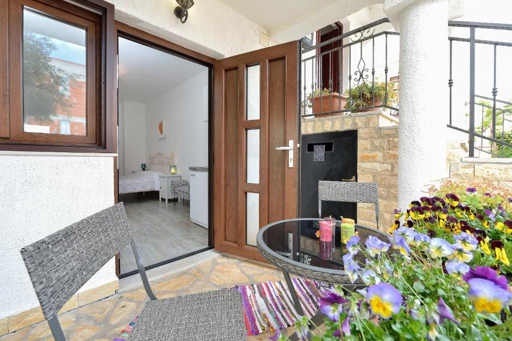 Apartments and a Room Ina - 19