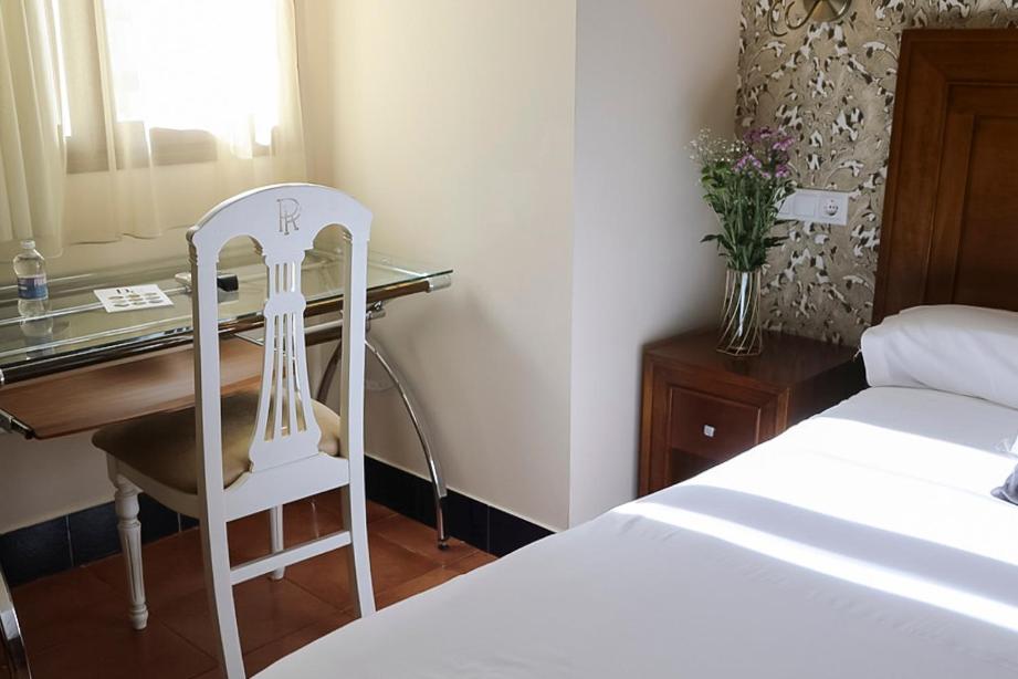 Postel nebo postele na pokoji v ubytování Hotel Rosaleda Don Pedro