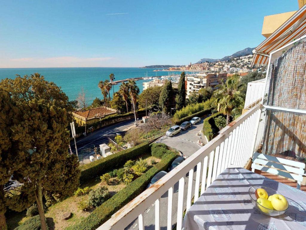 - un balcon avec un bol de bananes sur une table dans l'établissement 2P dernier étage, parking privé, climatisation, WiFi - FR-1-196-159, à Menton