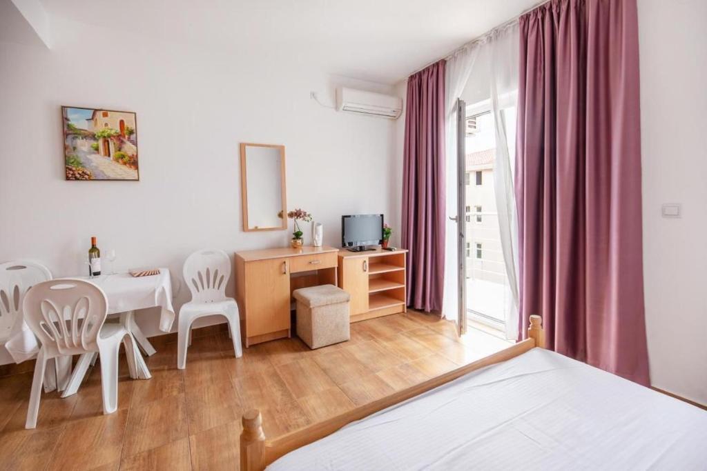 Postel nebo postele na pokoji v ubytování Apartmani Franeta Budva