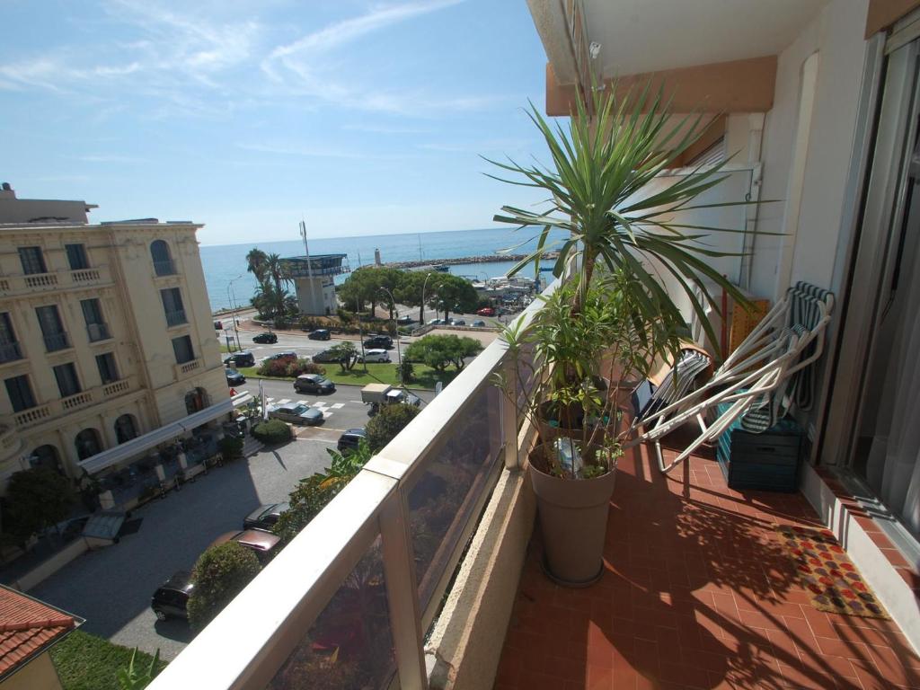 d'un balcon avec des plantes en pot et une vue sur la rue. dans l'établissement Beau 3P rénové avec terrasse, parking privé et climatisation - FR-1-196-267, à Menton