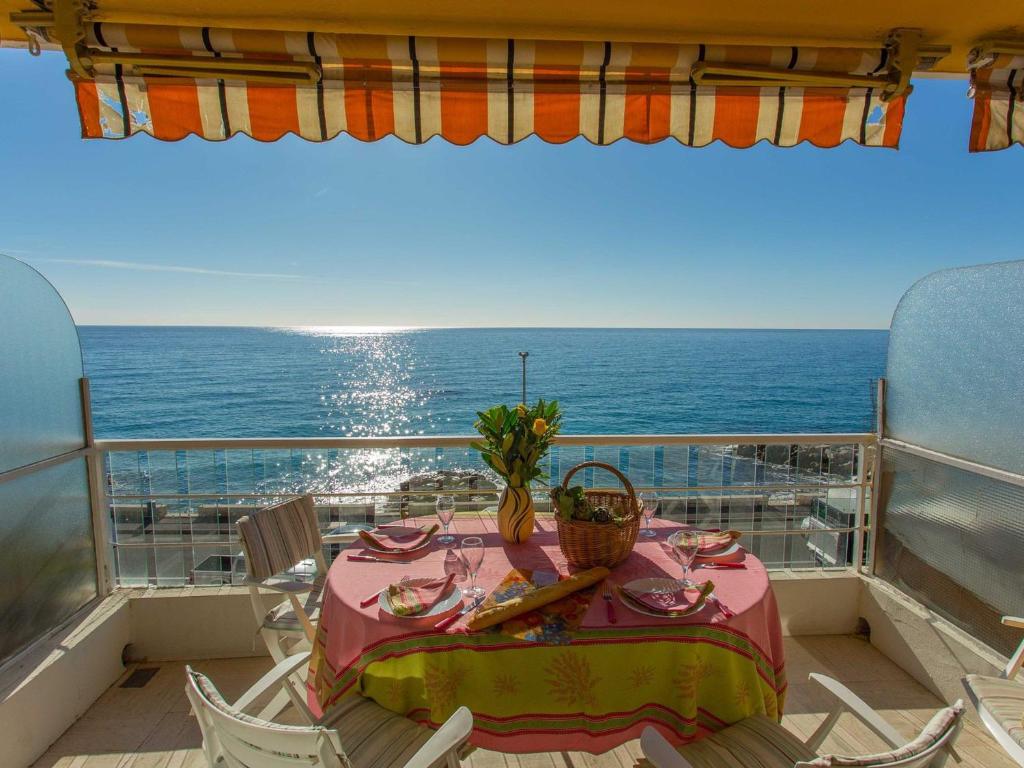 a table on the balcony of a cruise ship at Superbe 2P climatisé avec terrasses, garage et piscine, face à la mer. - FR-1-196-222 in Menton